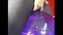 Развратник вагинально имеет светловолосую чиксу в фиолетовом купальнике